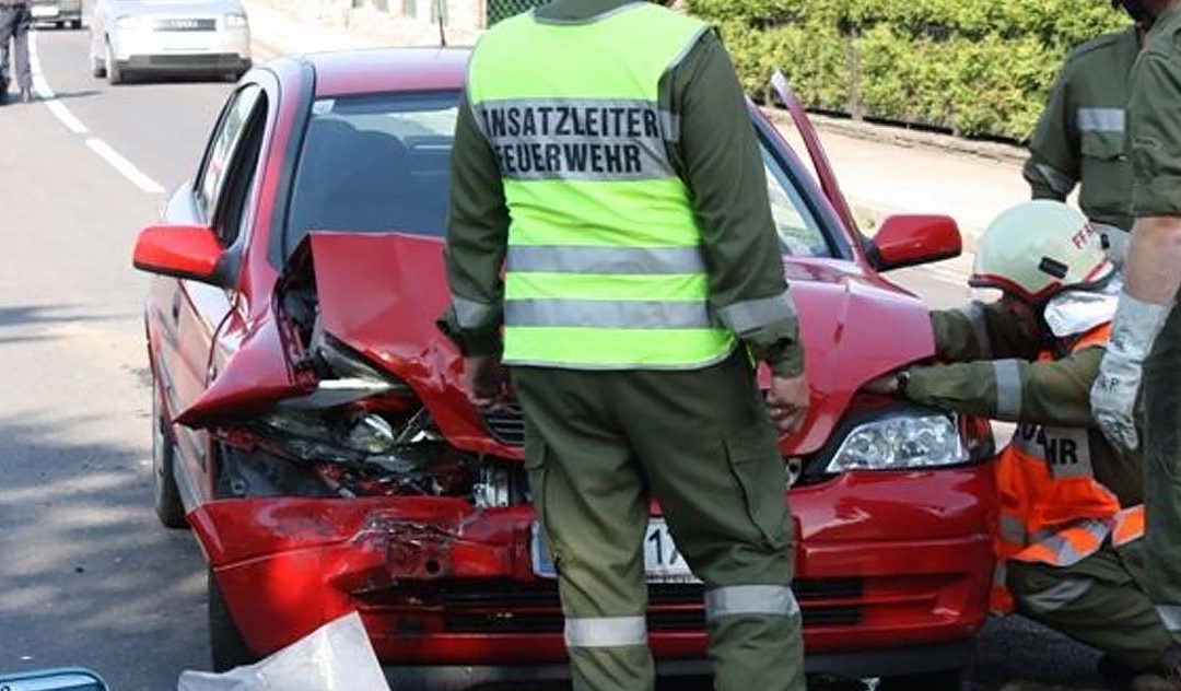 23.06.2012 Aufräumarbeiten nach Verkehrsunfall