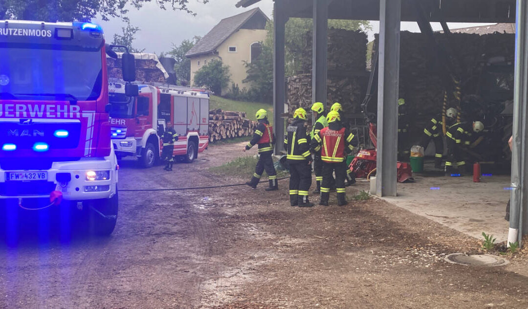 15.05.2026 Brand Fahrzeug in Gebäude und Ölspur in Schalchham