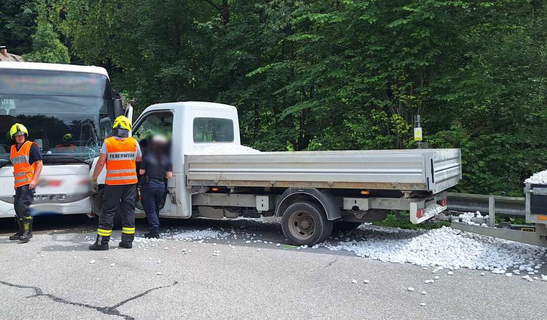 16.06.2026 Geruchsbelästigung, Brandnachschau und Verkehrsunfall Aufräumarbeiten