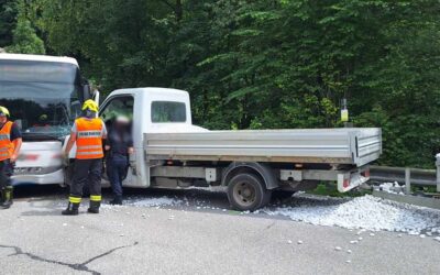 16.06.2026 Geruchsbelästigung, Brandnachschau und Verkehrsunfall Aufräumarbeiten